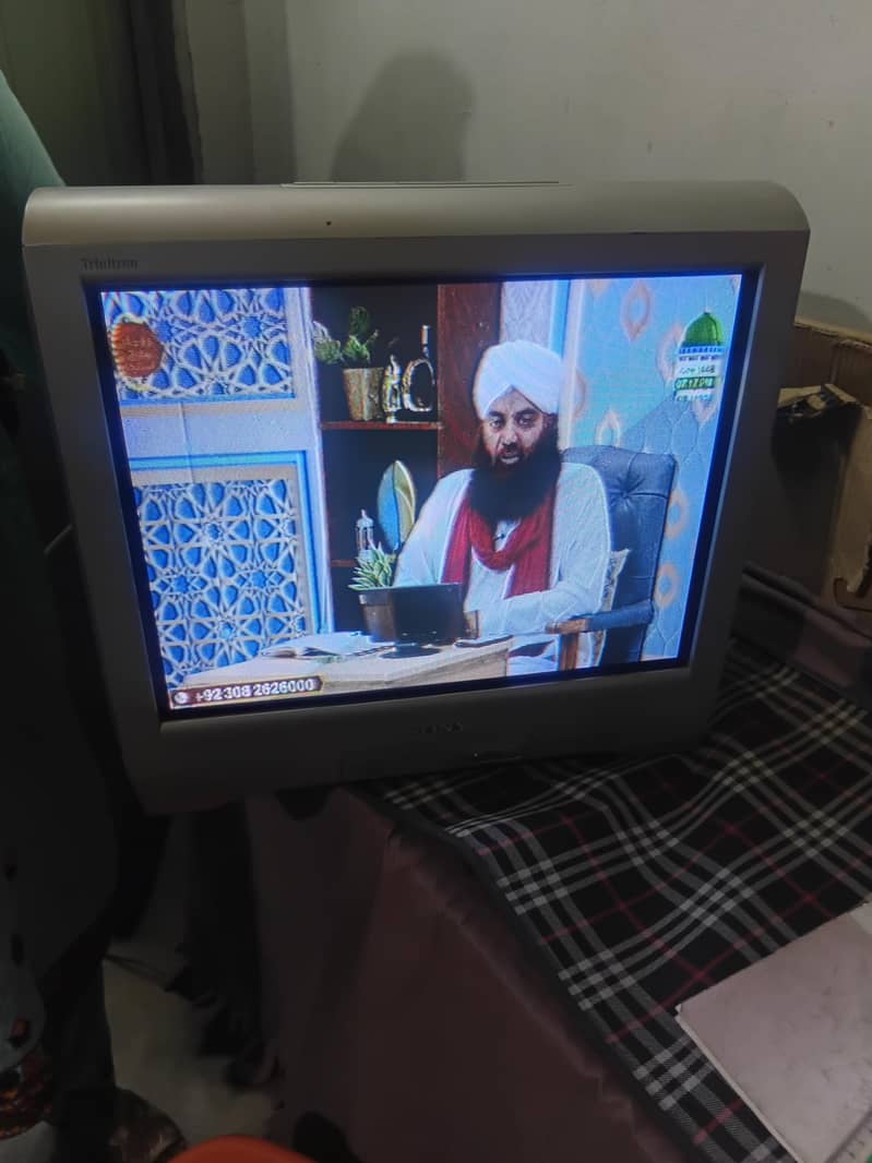 Title: Sony Trinitron CRT Television – Classic Retro TV 3