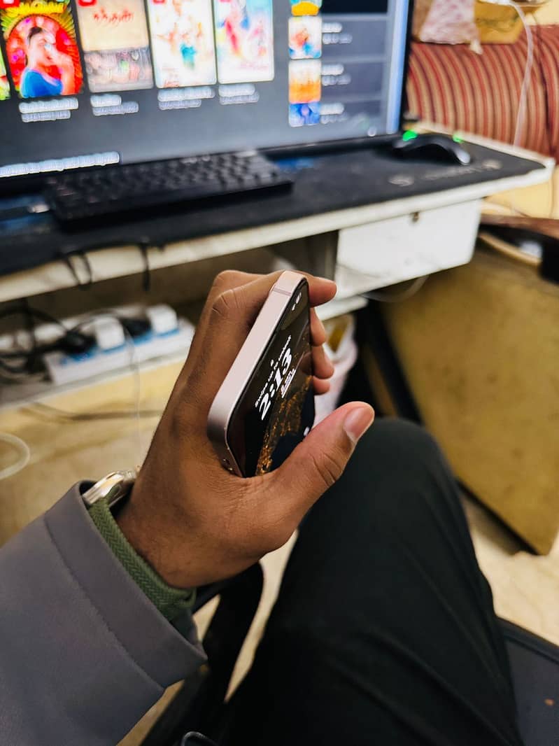 Apple iPhone 13 4