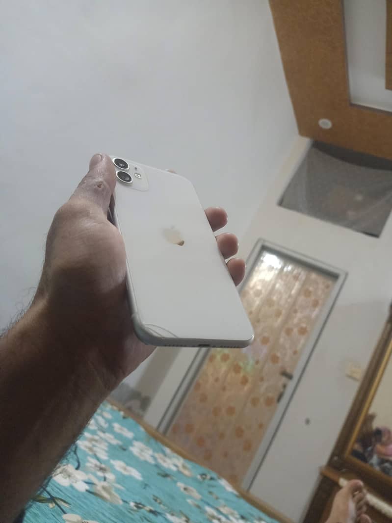 Apple iPhone 11 4