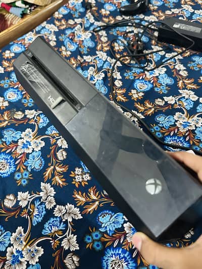 Xbox One | 10/9 Condition | 1 Controller + 5 Games CDs