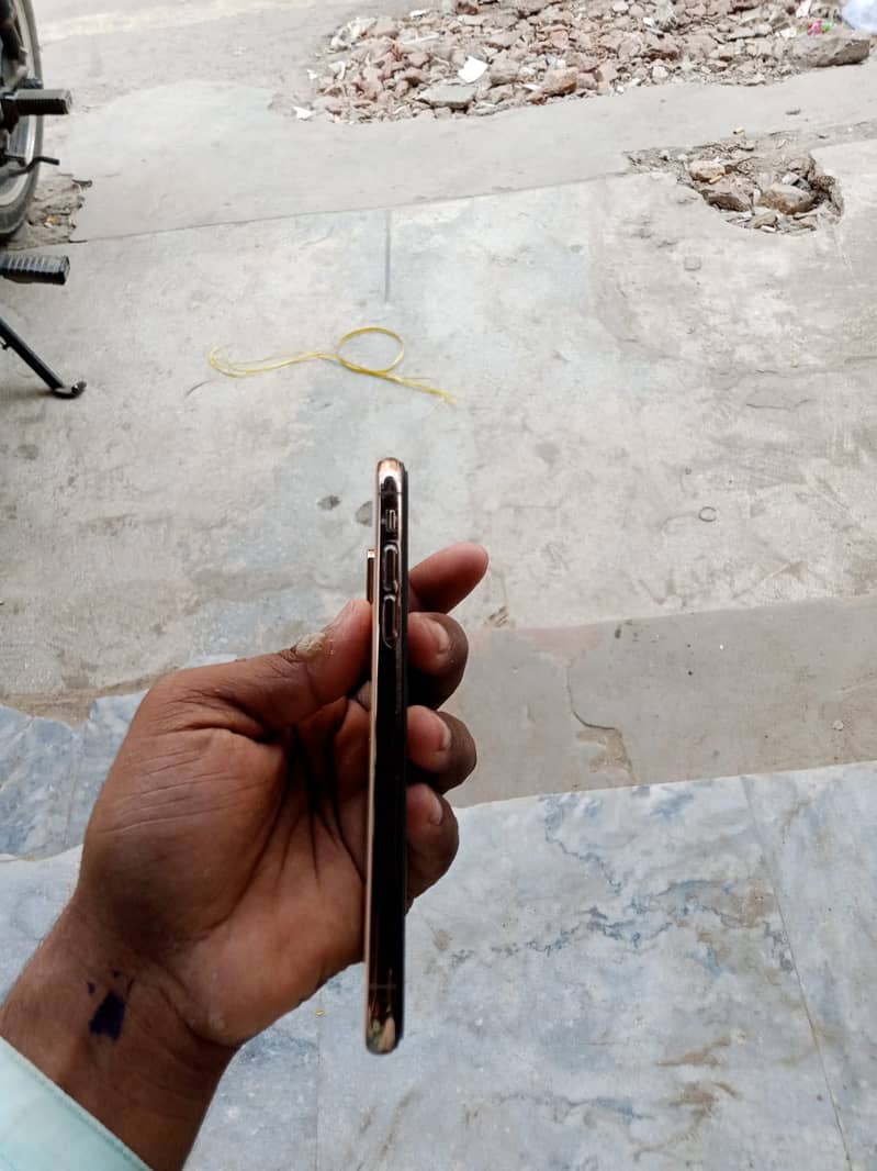 Apple iPhone XS 3