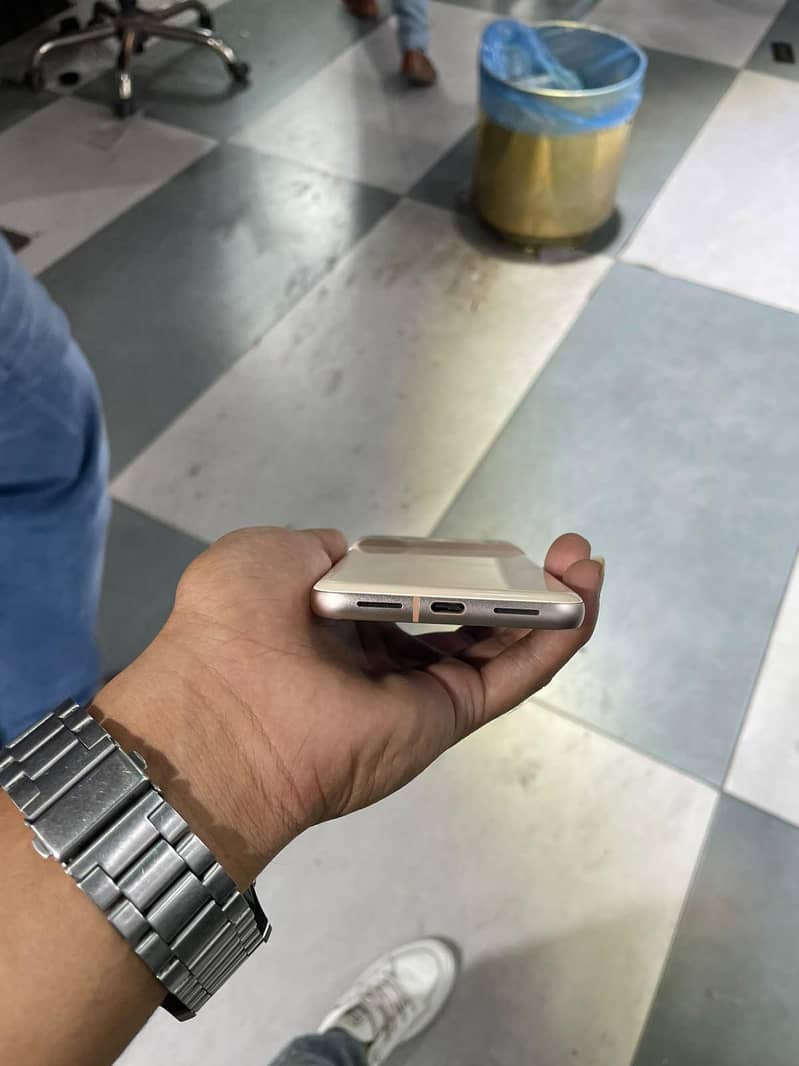 Google Pixel 8 4