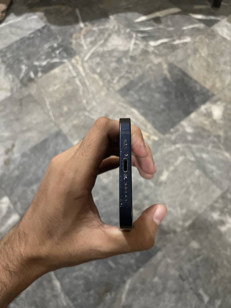Apple iPhone 12 4