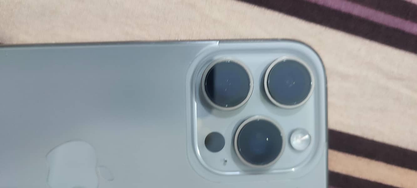 Apple iPhone 16 Pro Max 0