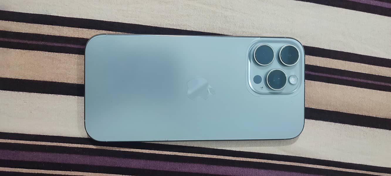 Apple iPhone 16 Pro Max 4