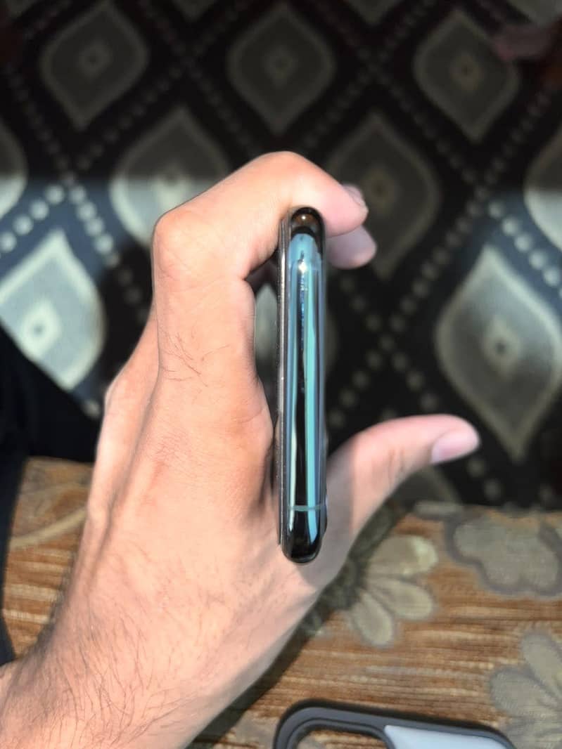 Apple iPhone 11 Pro 4