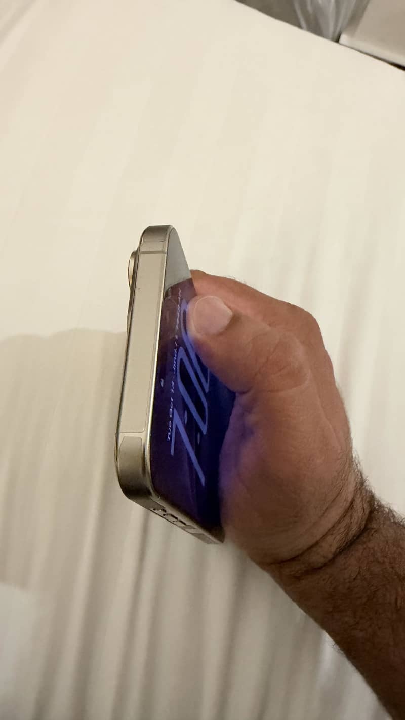 Apple iPhone 16 Pro Max 2