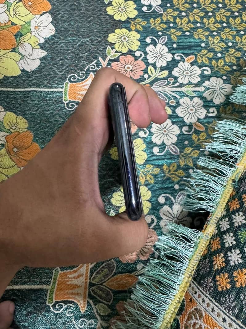 Apple iPhone 11 Pro Max 4