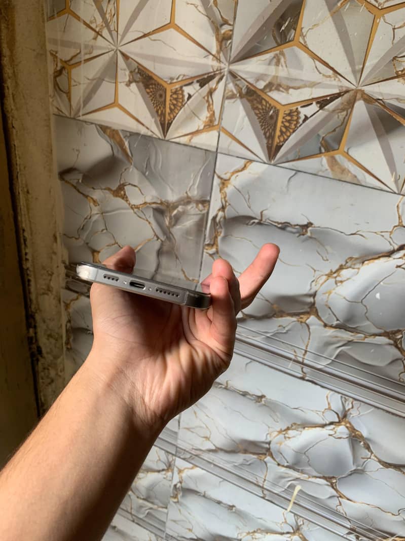 Apple iPhone 15 Pro Max 2