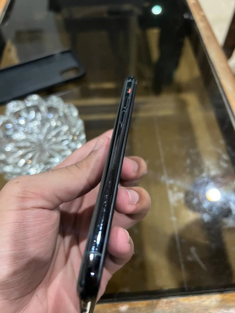 Apple iPhone 11 Pro 4