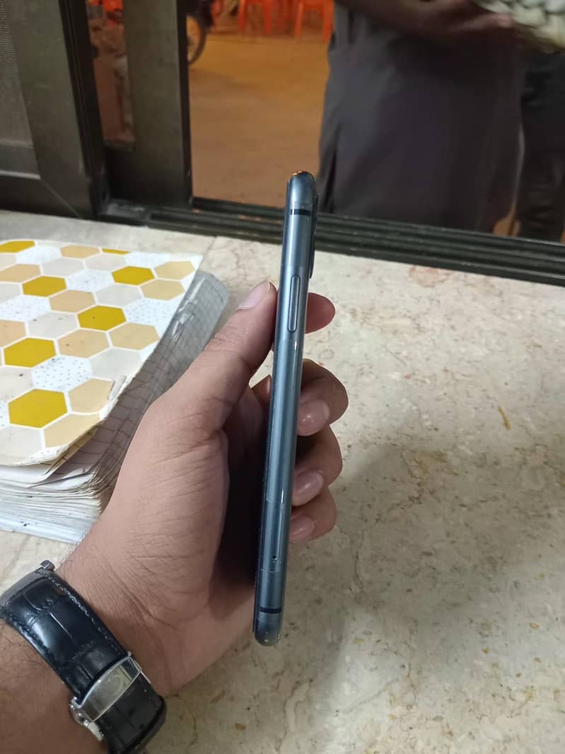 Apple iPhone 11 3