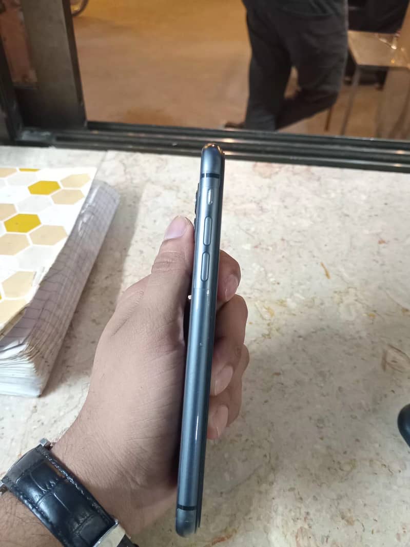 Apple iPhone 11 4