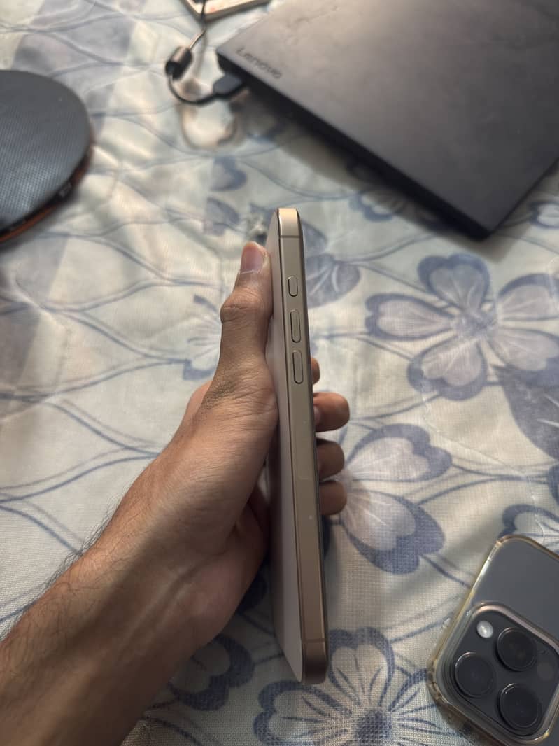 Apple iPhone 16 Pro Max 0