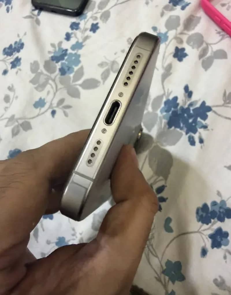 Apple iPhone 15 Pro Max 2
