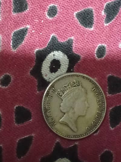 British 5 pence (5p) coin featuring Queen Elizabeth II.