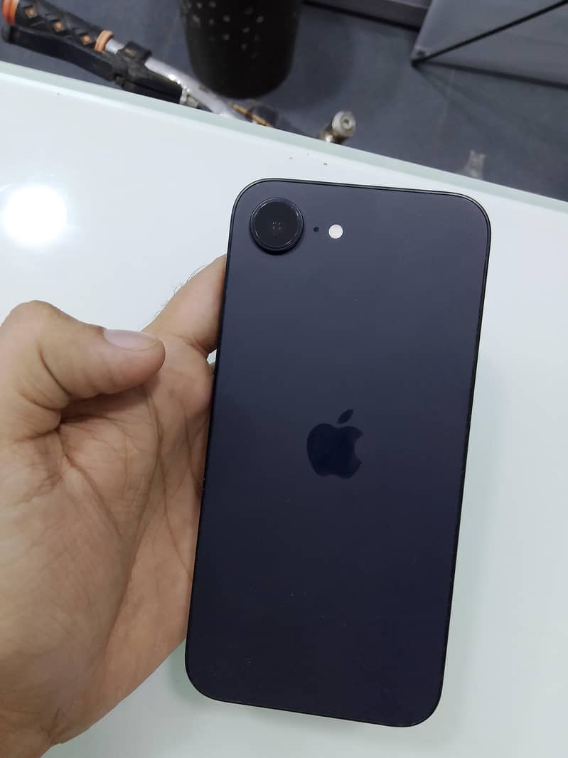 Apple iPhone 16e 2