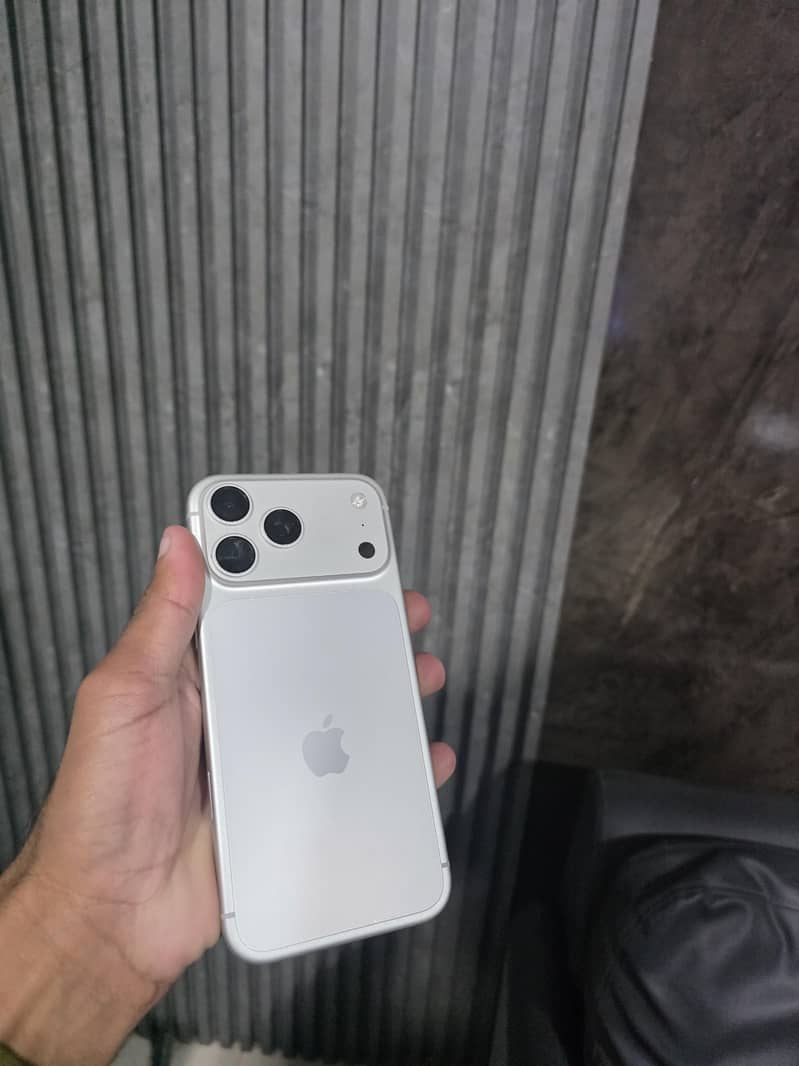 Apple iPhone 17 Pro Max 1
