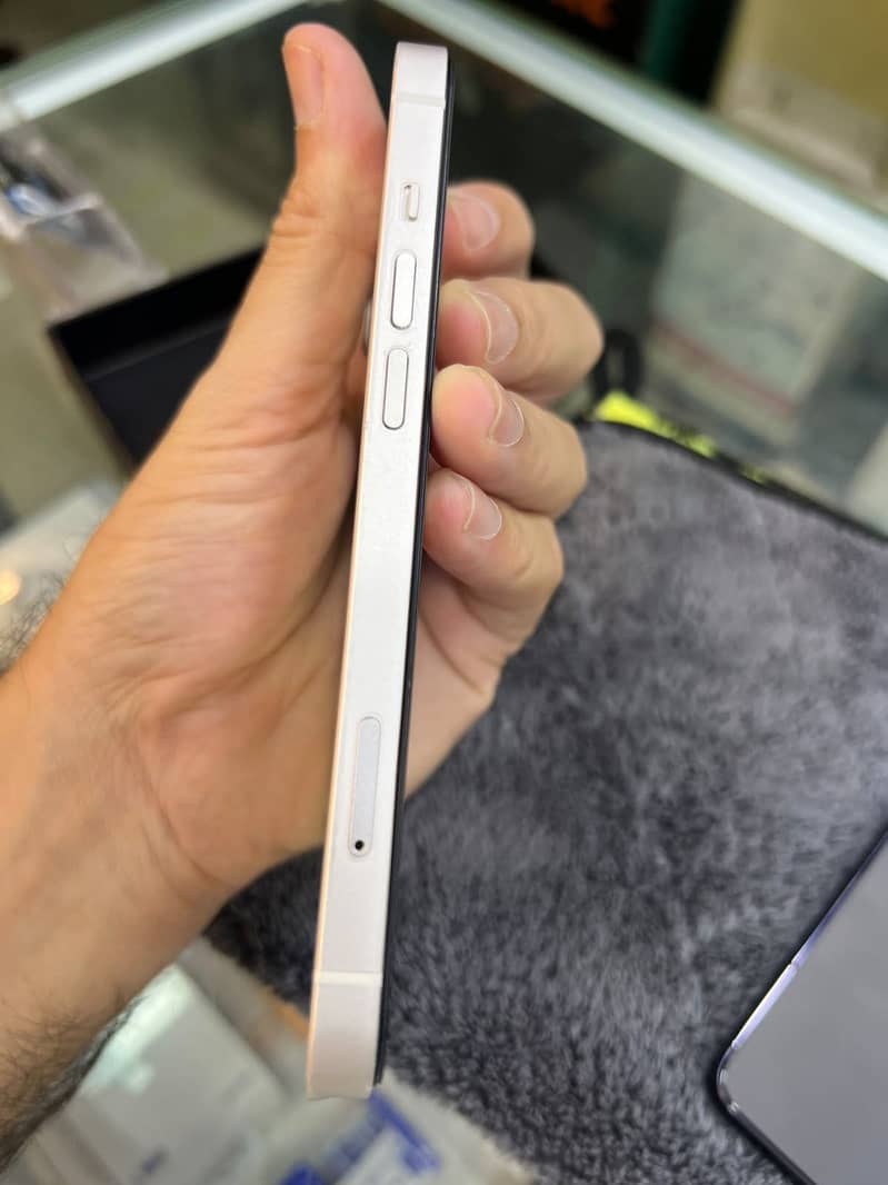 Apple iPhone 13 2