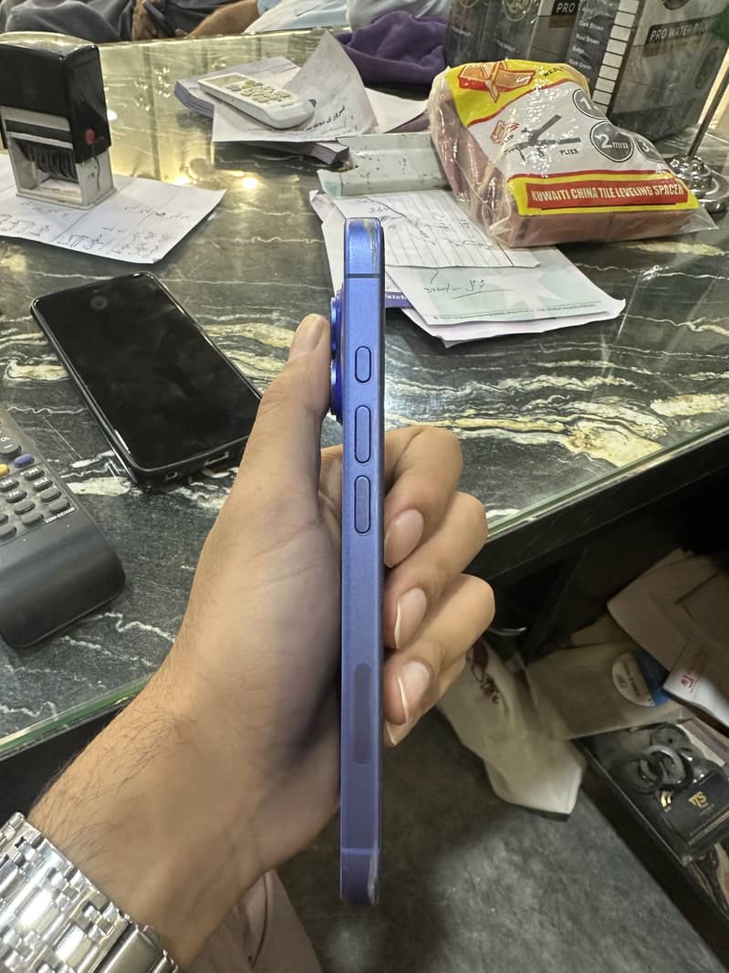 Apple iPhone 16 6