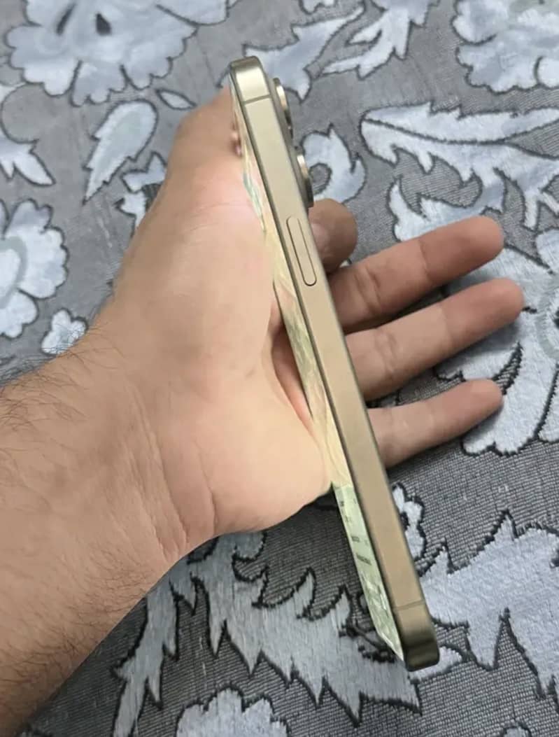 Apple iPhone 15 Pro Max 2