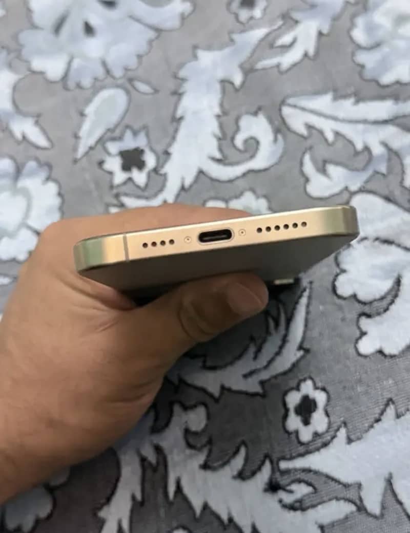 Apple iPhone 15 Pro Max 4