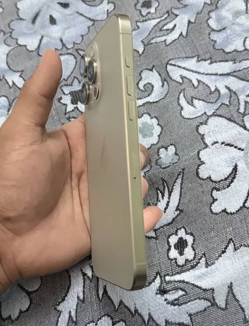 Apple iPhone 15 Pro Max 5