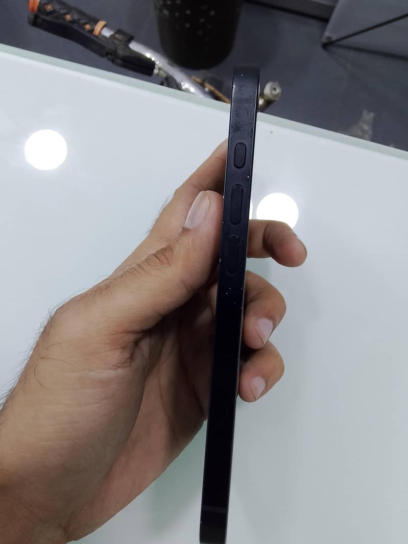 Apple iPhone 16e 2