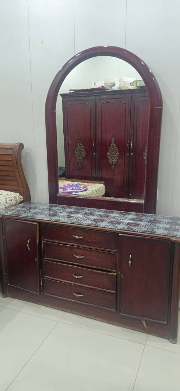 Dressing with Mirror 1