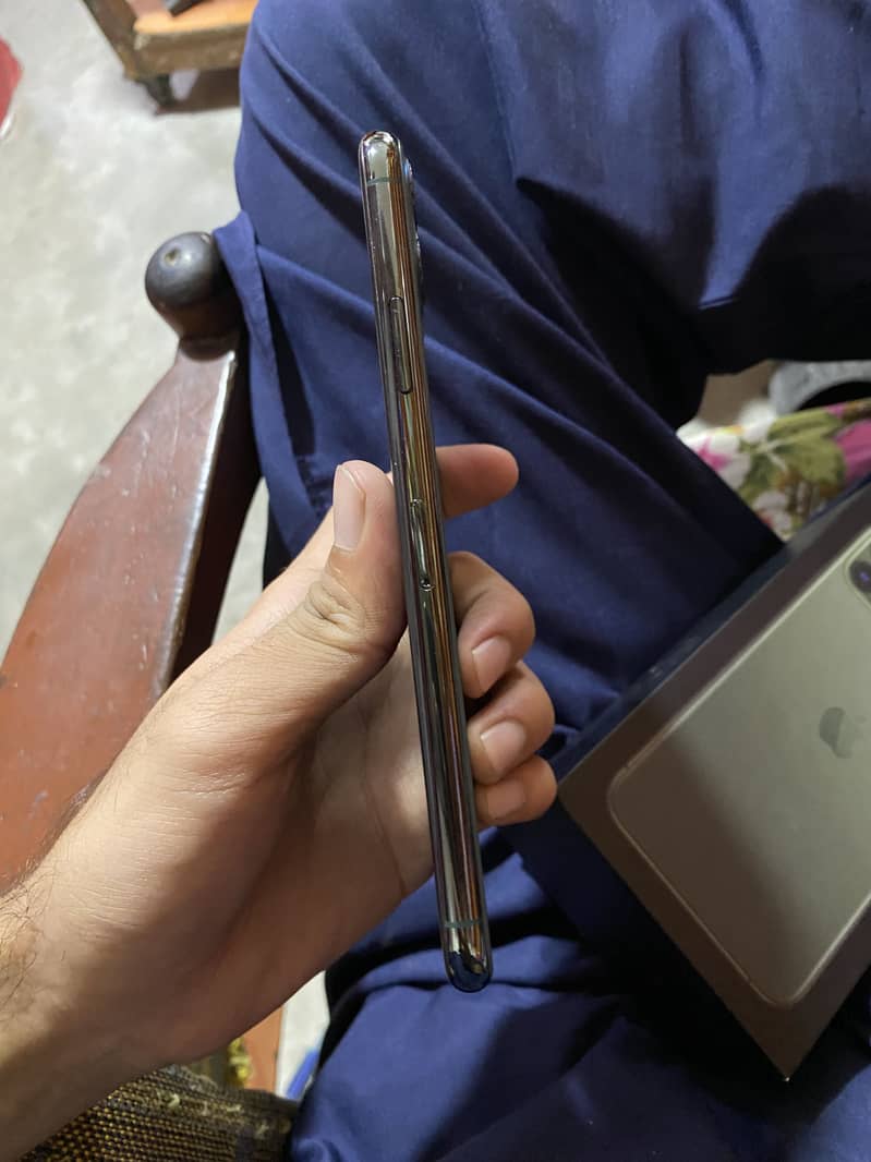 Apple iPhone 11 Pro Max 2