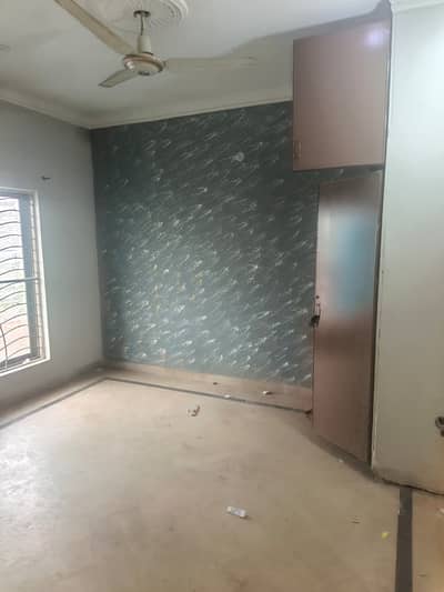 2nd FLOOR FLAT AVAILABLE FOR RENT FOR BACHELORS NEAR PIA ROAD