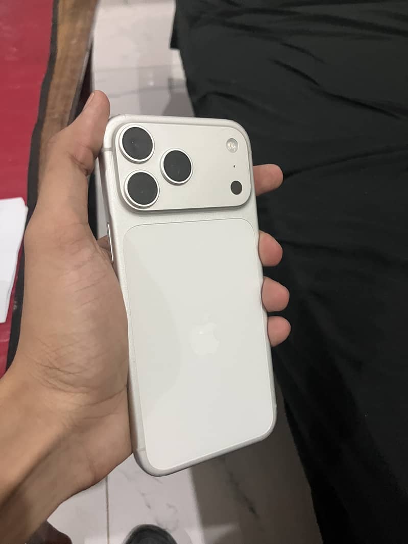 Apple iPhone 17 Pro Max 4
