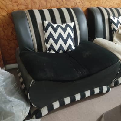 Black and White Striped Sofa Set (3+2+1) in Good Condition