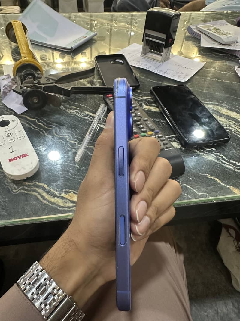 Apple iPhone 16 3