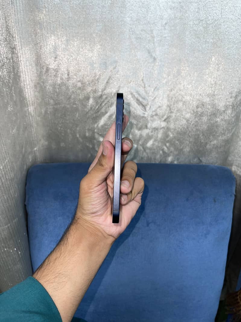 Apple iPhone 12 4
