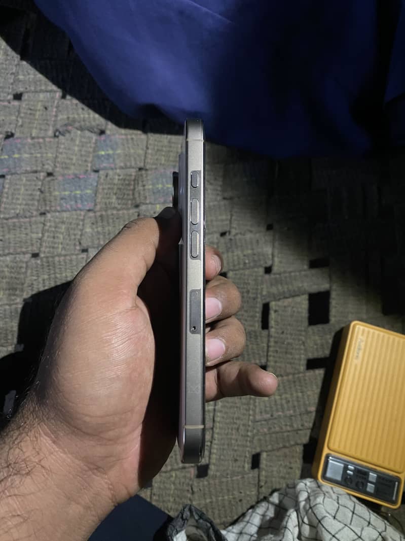 Apple iPhone 16 Pro 2