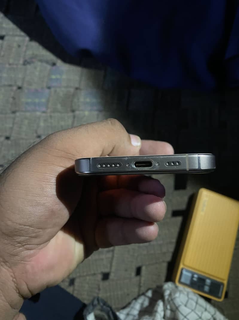 Apple iPhone 16 Pro 3