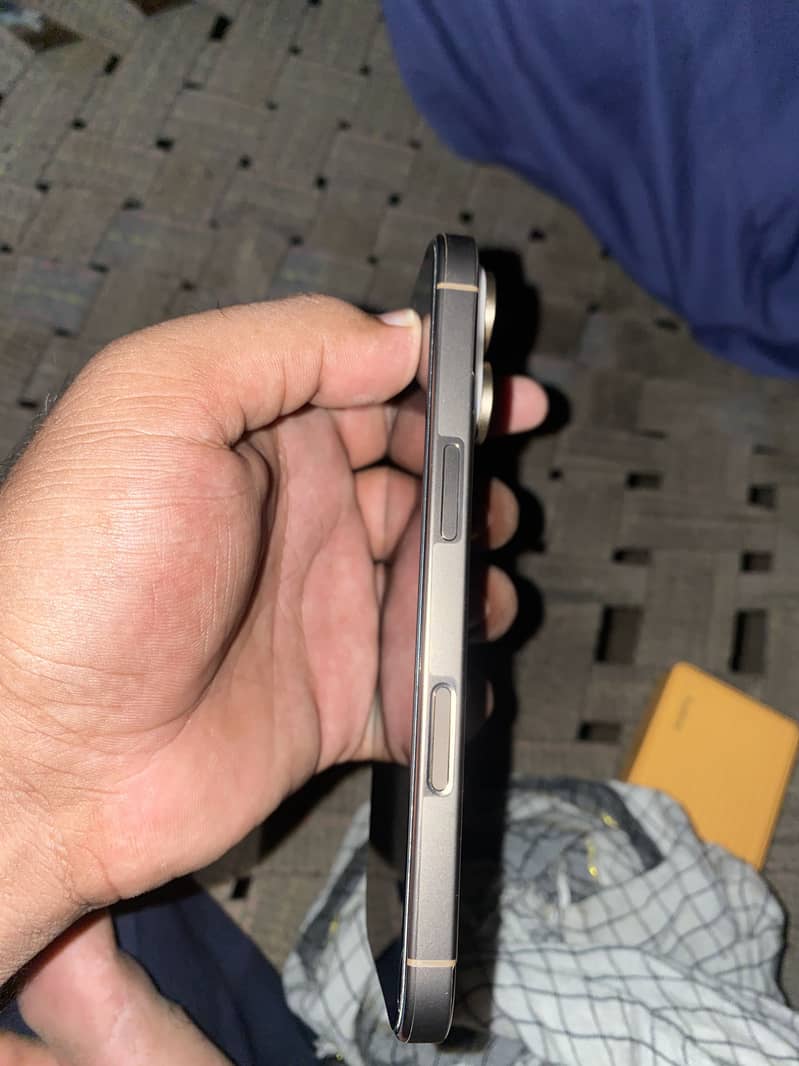 Apple iPhone 16 Pro 4