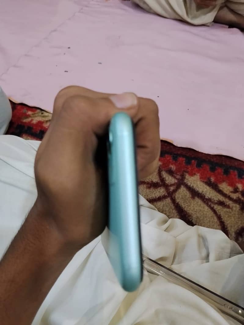 Apple iPhone 11 3