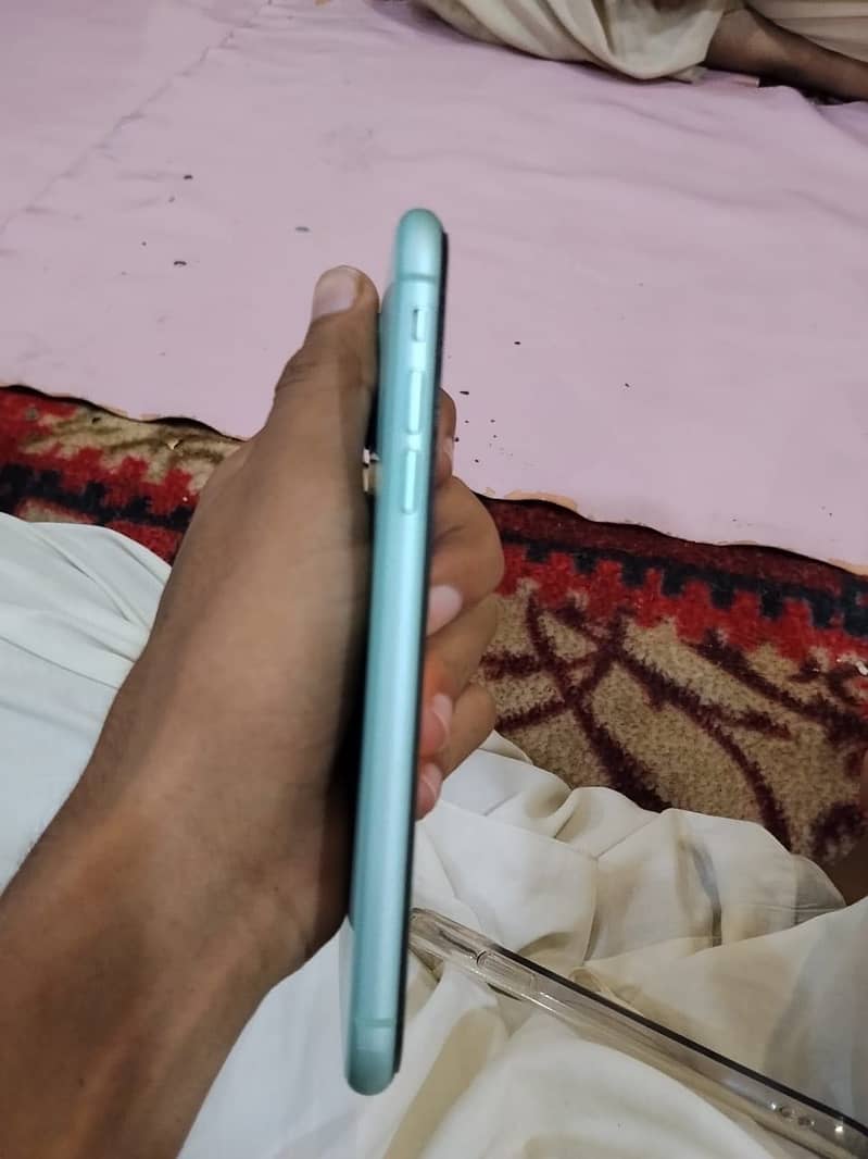 Apple iPhone 11 4