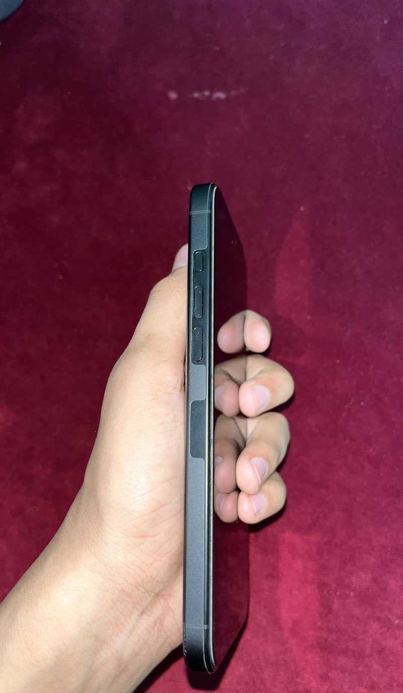 Apple iPhone 16 Pro Max 4