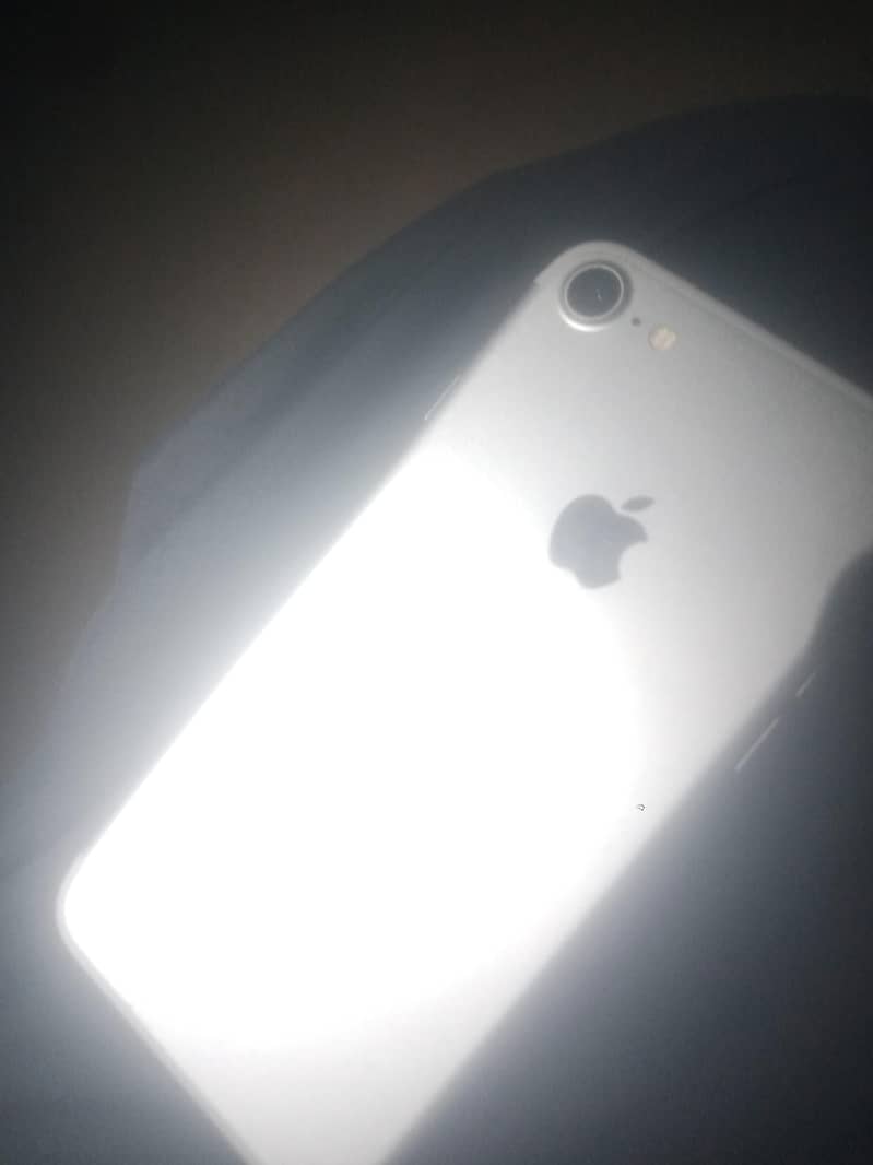 Apple iPhone 7 0