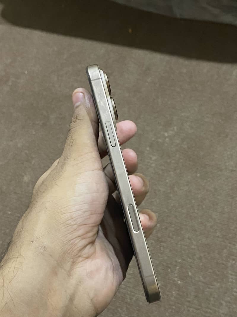 Apple iPhone 16 Pro Max 6