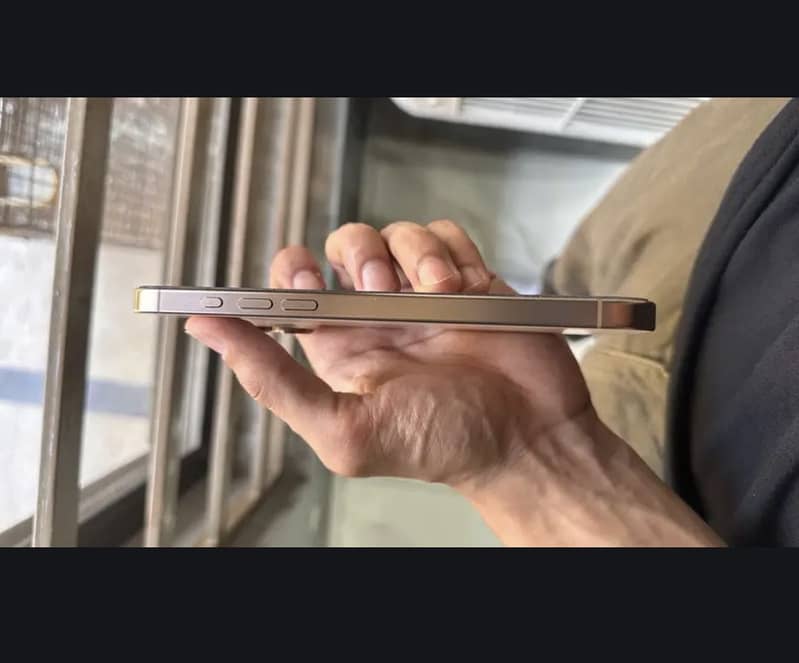 Apple iPhone 16 Pro Max 2