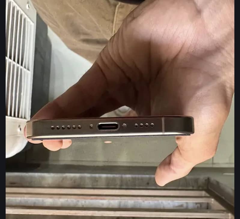 Apple iPhone 16 Pro Max 3