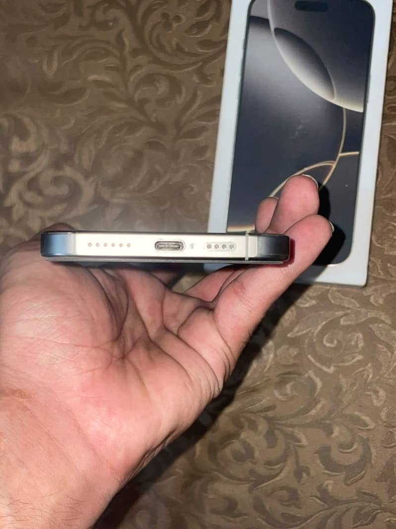Apple iPhone 16 Pro Max 2