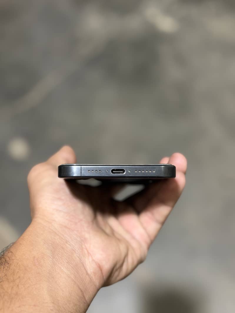 Apple iPhone 15 Pro Max 4