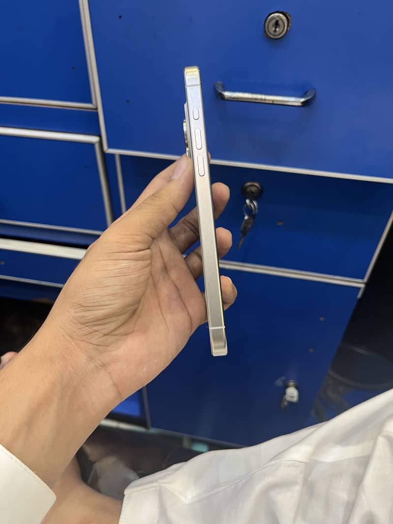 Apple iPhone 15 Pro max 3
