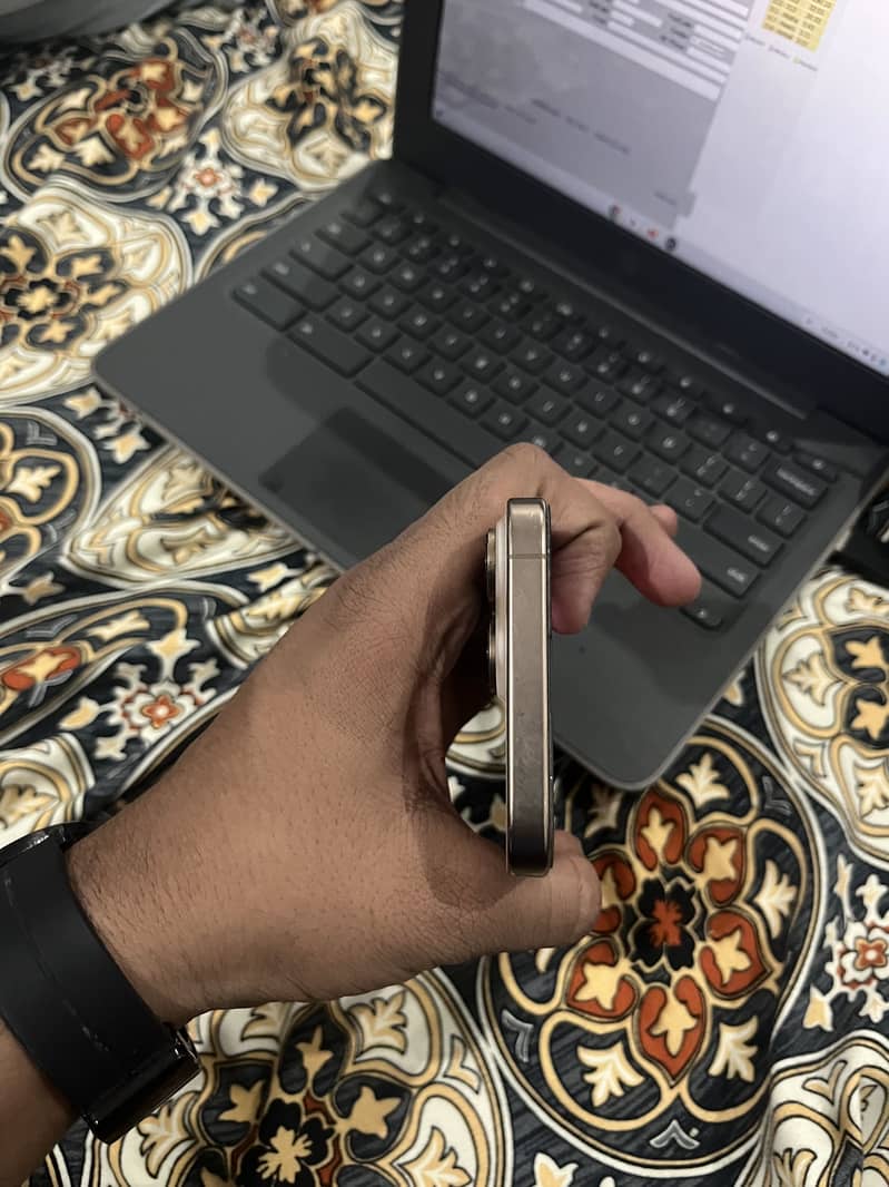 Apple iPhone 16 Pro Max 2