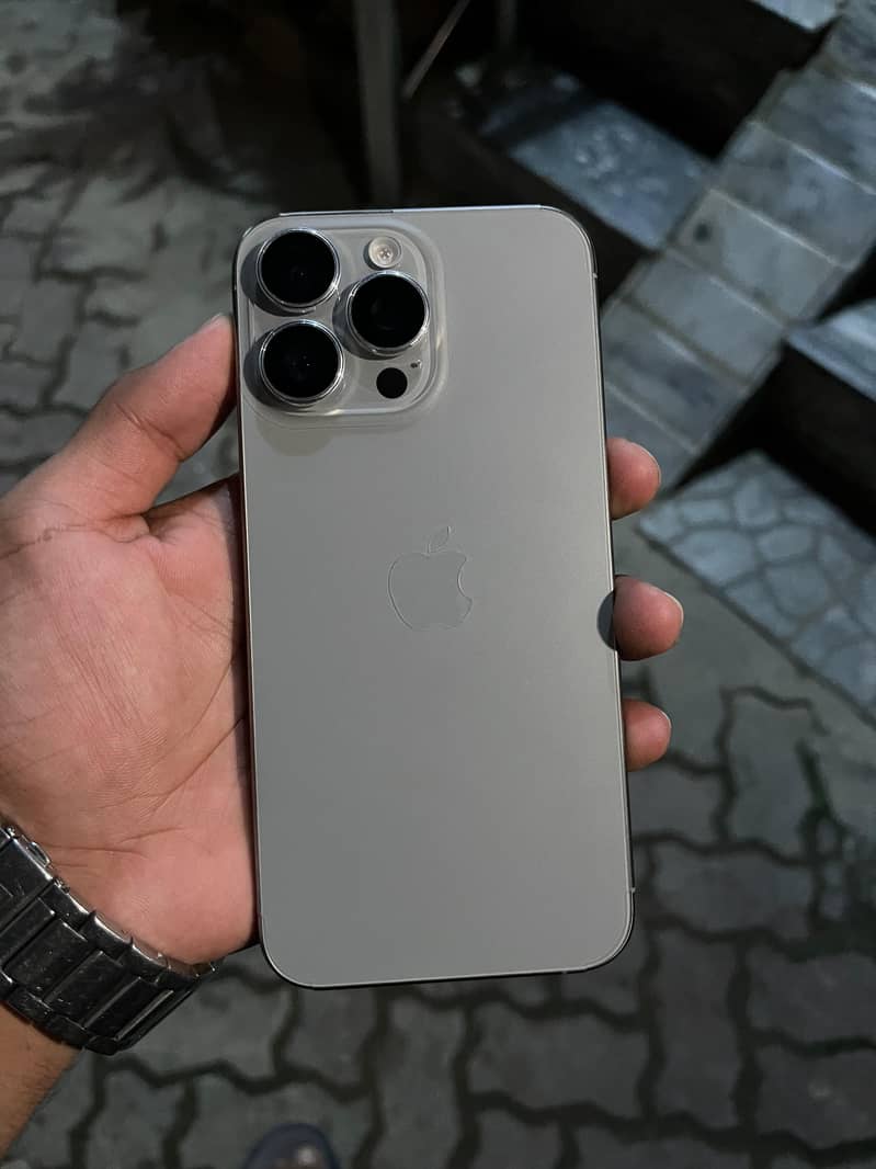 Apple iPhone 15 Pro Max 9
