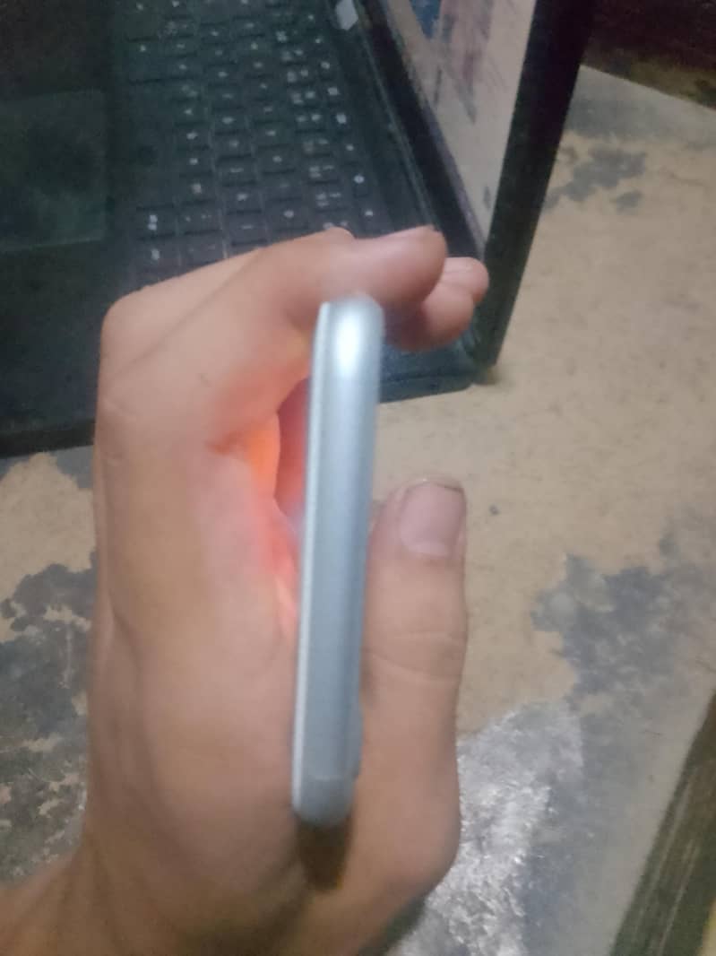 Apple iPhone 8 3
